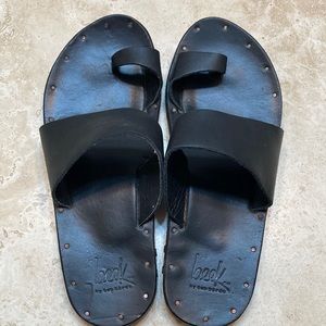 Beek Finch Sandal in black. Size 7.